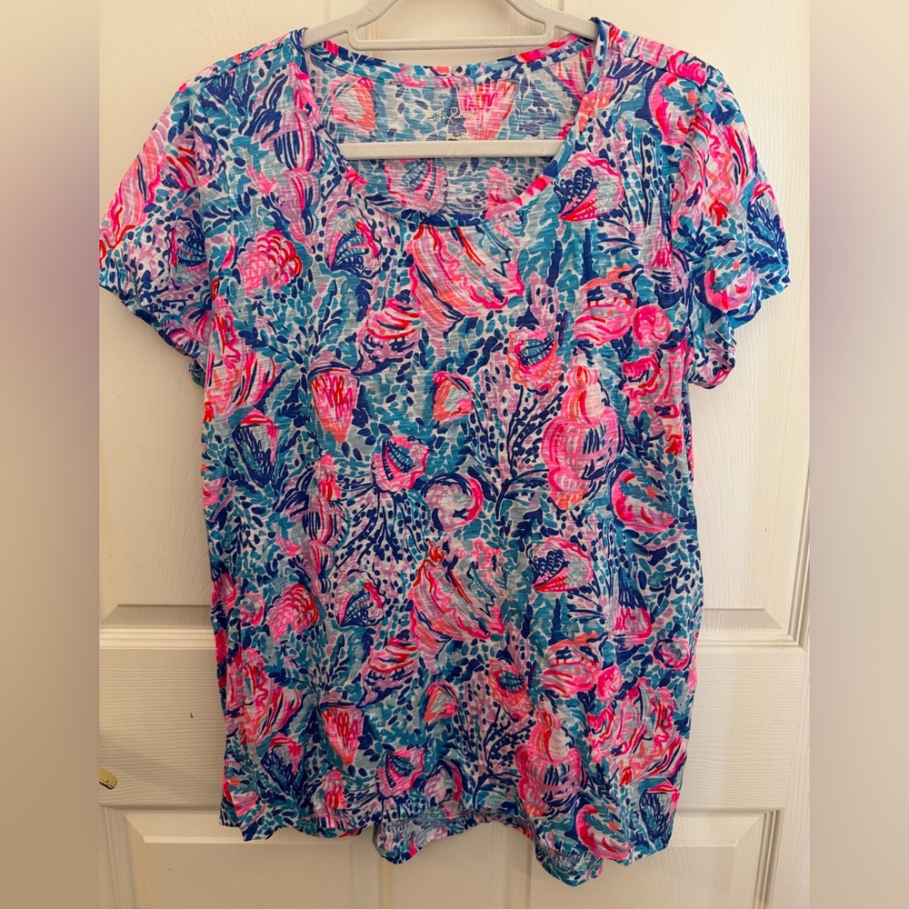 SOLD!!
NWT Lilly Pulitzer short sleeve Etta top size L